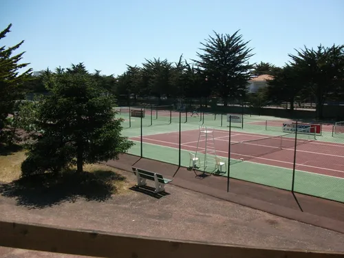 [SPORT-LOISIR]: A Saint Gilles, Des courts de tennis couvert et...