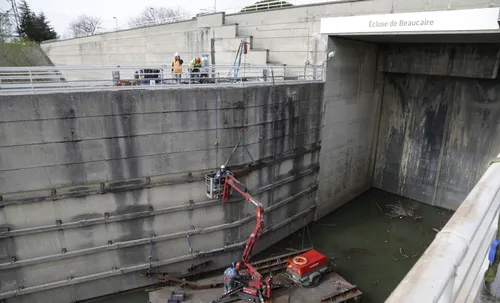 [REGION]: A Beaucaire, Des péniches dans le ciel.