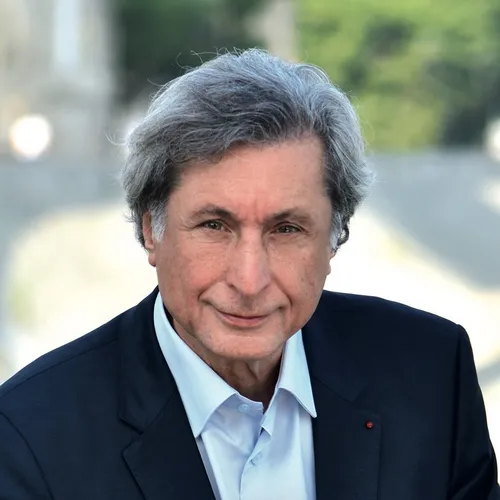 [POLITIQUE]: Ce matin le maire d'Arles, Patrick de Carolis  été...