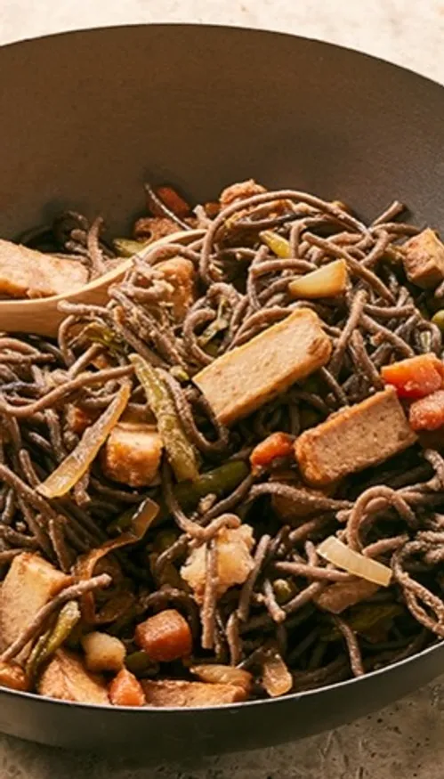Wok de nouilles soba au tofu
