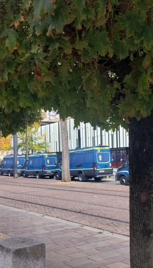 Élèves confinés, voitures brûlées, trams à l'arrêt : la...