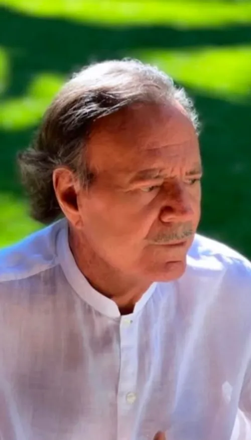 Julio Iglesias nie fermement des accusations d’agressions sexuelles