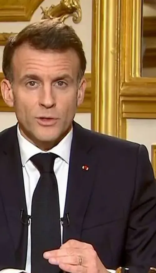 Emmanuel Macron ordonne le déploiement du porte-avions...