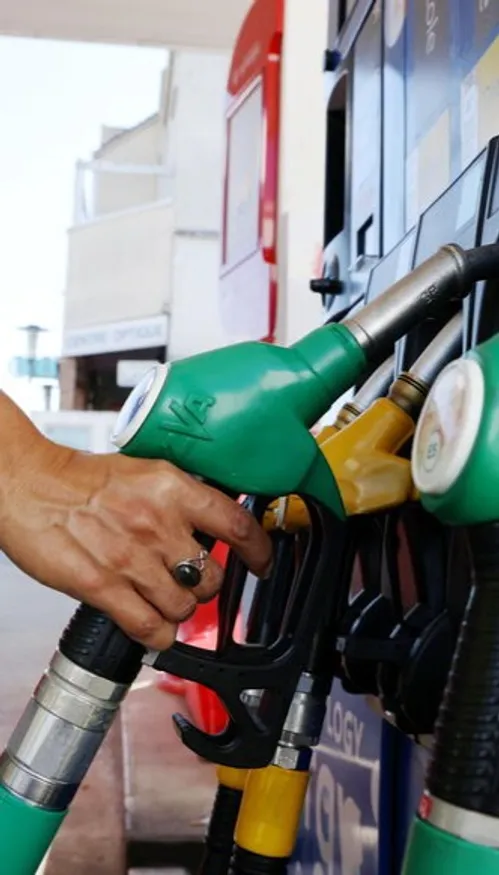 Carburants : les prix à la pompe au plus bas depuis trois ans