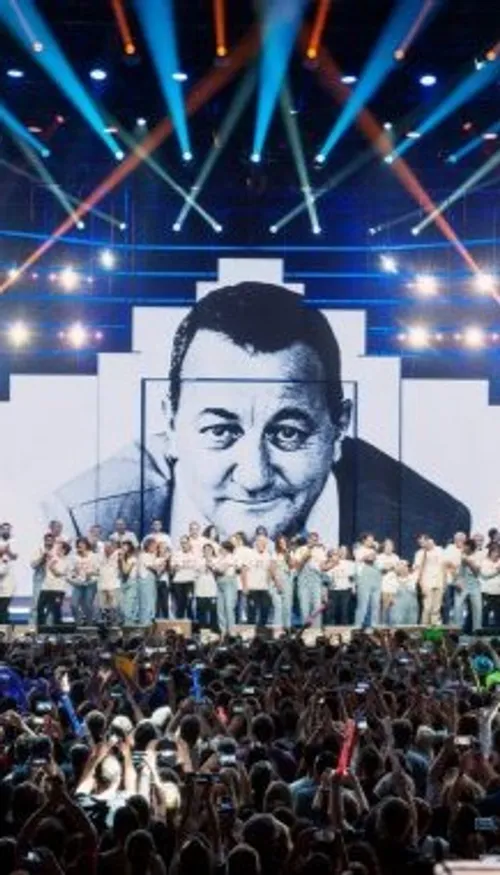 Santa signe l’hymne des Enfoirés pour les Restos du Cœur