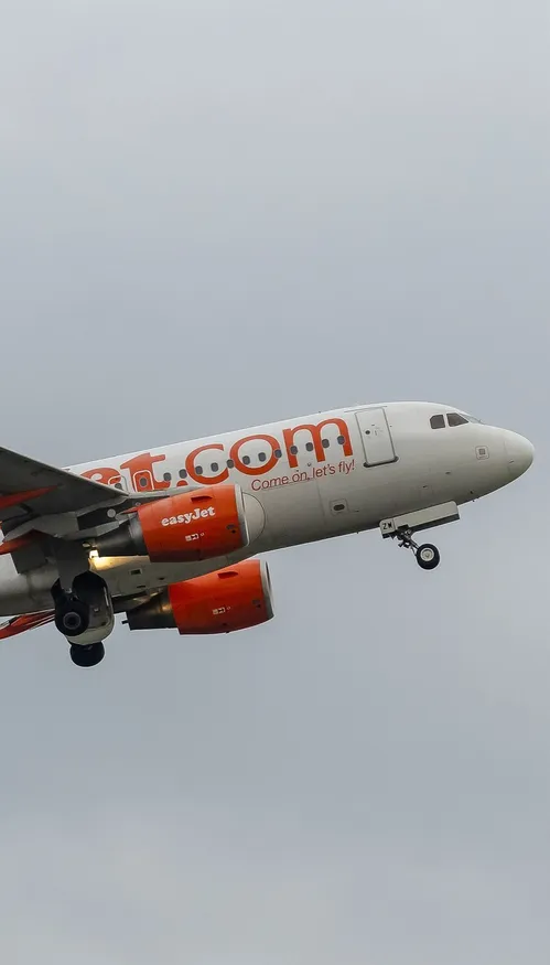 Orly : un avion contraint de remettre les gaz après des tirs de...