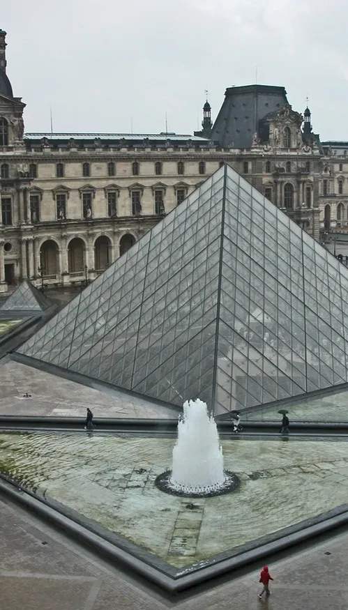 Nouvelle alerte au Louvre : une fuite d’eau endommage des centaines...