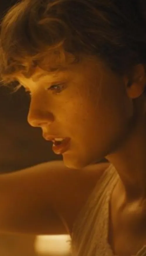  Taylor Swift dévoile le clip d’« Elizabeth Taylor » : un court...