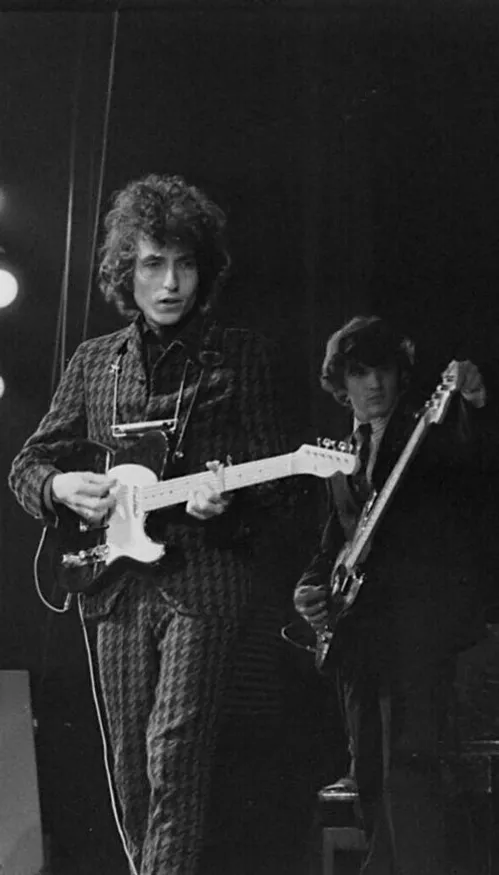 Guitares et guitaristes de légende : la Fender Stratocaster de Bob...