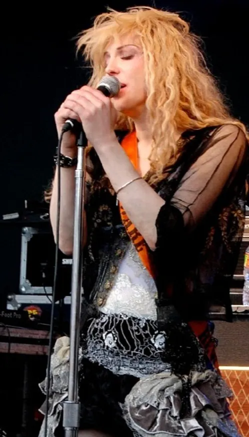 Courtney Love et la guitare Squier Venus : l’icône grunge devenue...