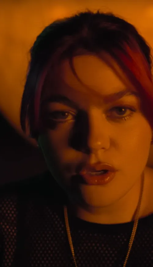 Louane dévoile les blessures de son enfance dans son nouveau clip