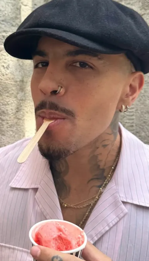 "Besito en el frente" le nouveau clip original de Rauw Alejandro.