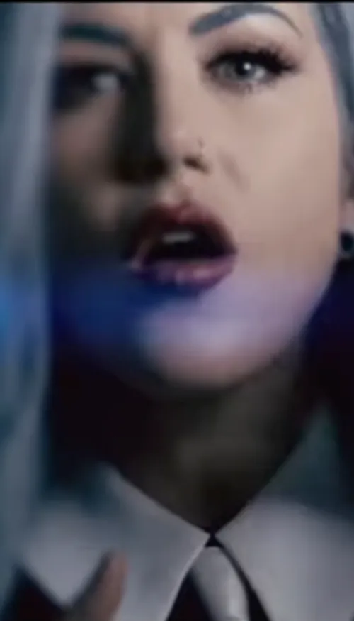 Alissa White-Gluz tourne la page Arch Enemy et lance Blue Medusa,...