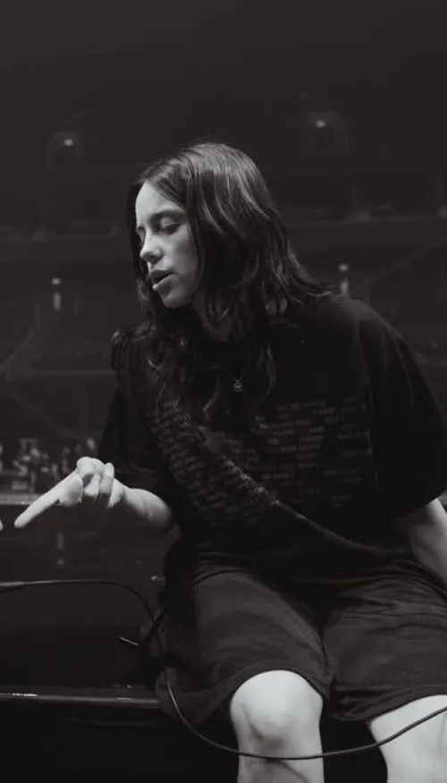 Deux semaines avant la sortie de son film-concert, Billie Eilish...