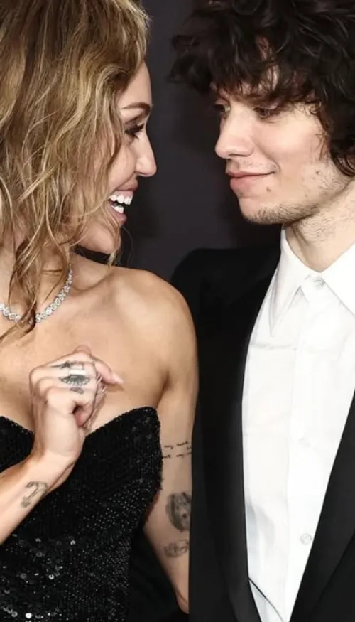 Miley Cyrus confirme enfin sa rumeur de fiançailles avec Maxx Morando