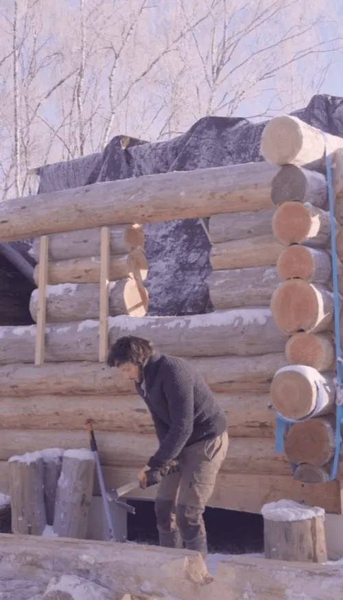 Vianney met la musique de côté pour construire une cabane dans les...