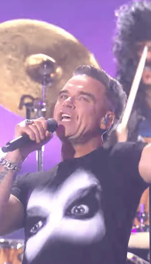 Revivez l’hommage de Robbie Williams à Ozzy Osbourne sur la scène...