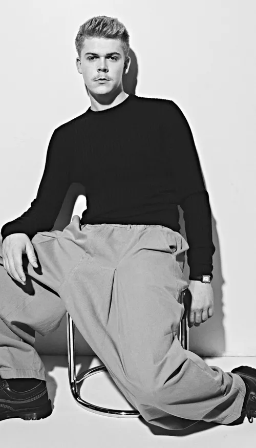 Charles Doré dévoile son premier album « À l'équilibre », entre pop...