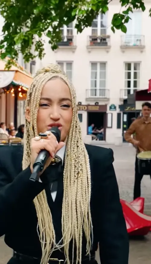 Eurovison 2026 : Monroe défend son titre "Regarde" avec un flashmob...