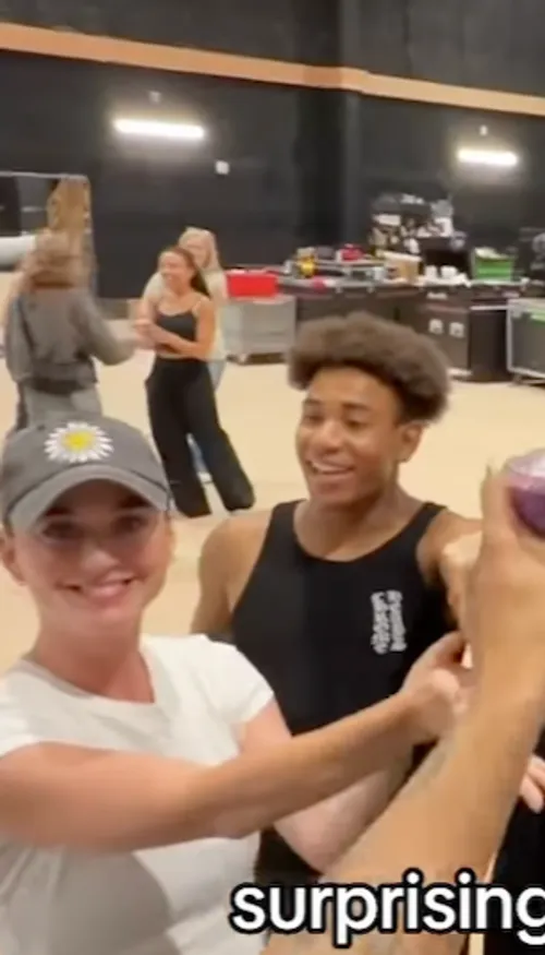 Katy Perry gâte ses danseurs avec une belle surprise