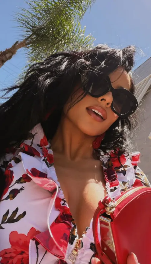 Becky G frappe fort avec « Patrona » et Selena Gomez