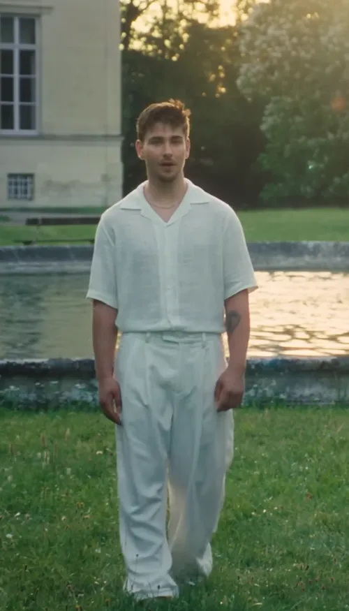 Julien Lieb s’essaye à la vie de chatelain dans son nouveau clip