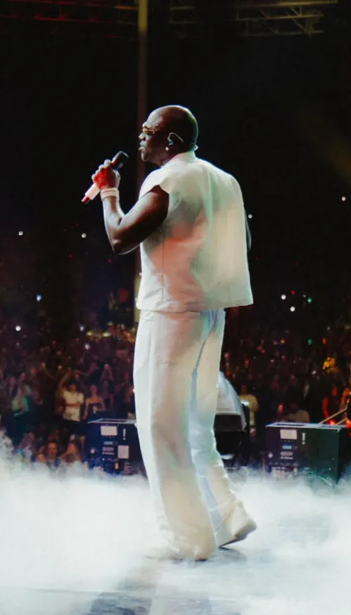Akon dévoile un nouveau clip étonnant pour prolonger son...