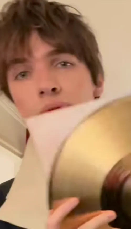 Pierre de Maere cache deux vinyles d’or dans son nouvel album