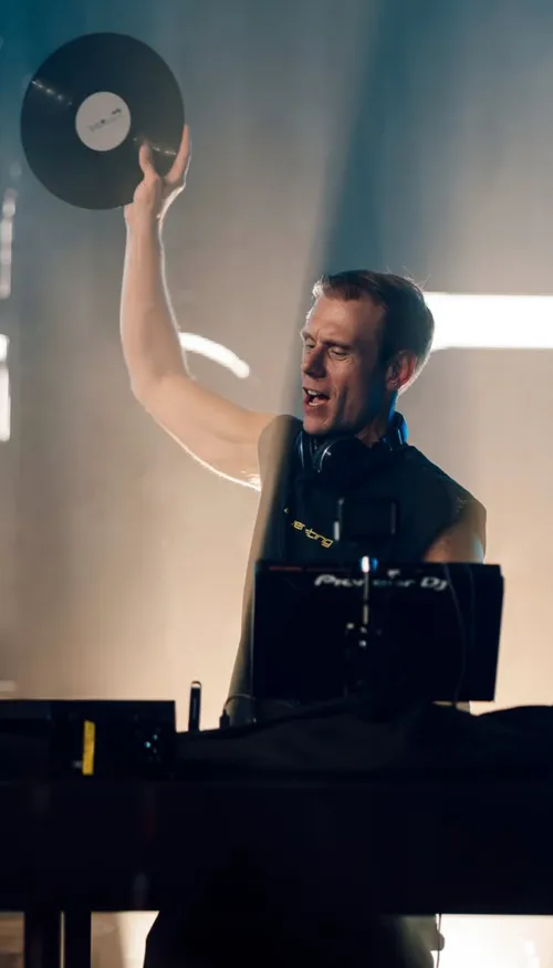 Armin van Buuren invite sa psy sur le dancefloor