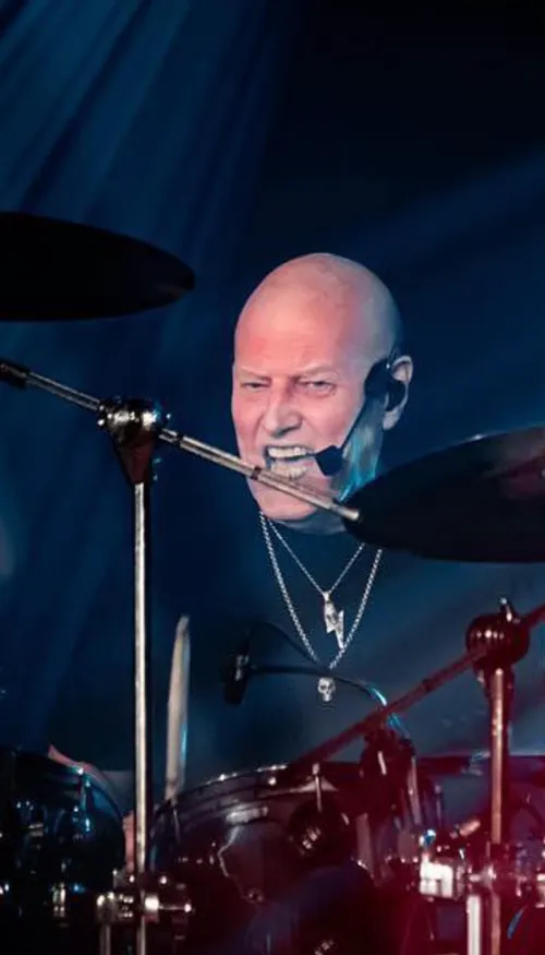 Chris Slade, ex-batteur d’AC/DC, met fin à sa carrière