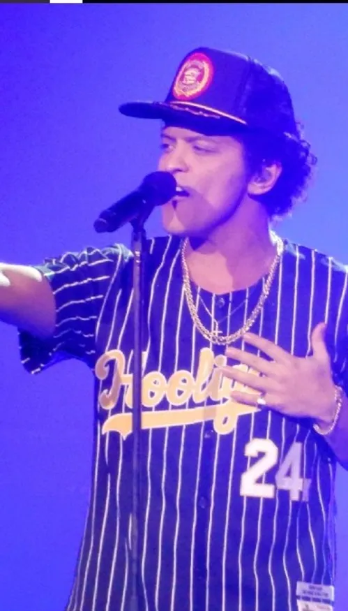 Bruno Mars réagit avec humour à la danse très remarquée de Drake...