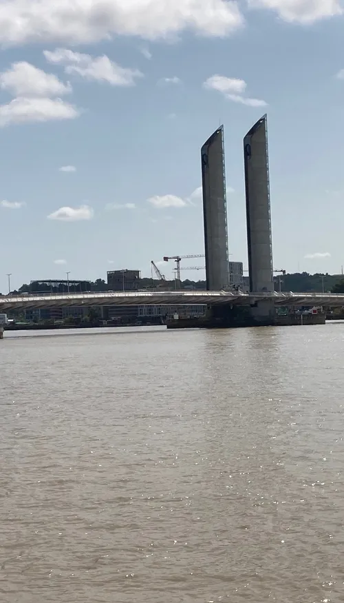 Pont Chaban Delmas : manoeuvre exceptionnelle pour le départ du...