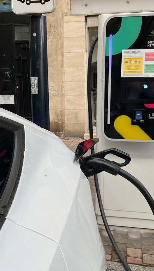 Bordeaux Métropole veut doubler le nombre de bornes de recharge...