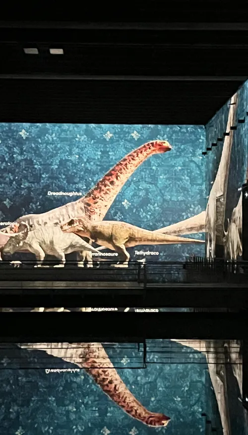 Les dinosaures débarquent aux Bassins des Lumières à Bordeaux