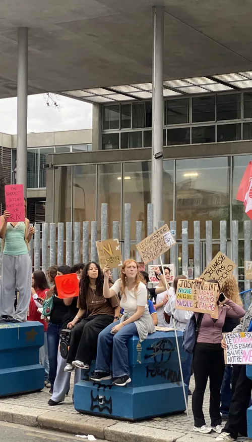 Blocus des lycées : le mouvement s'étend et les tensions...