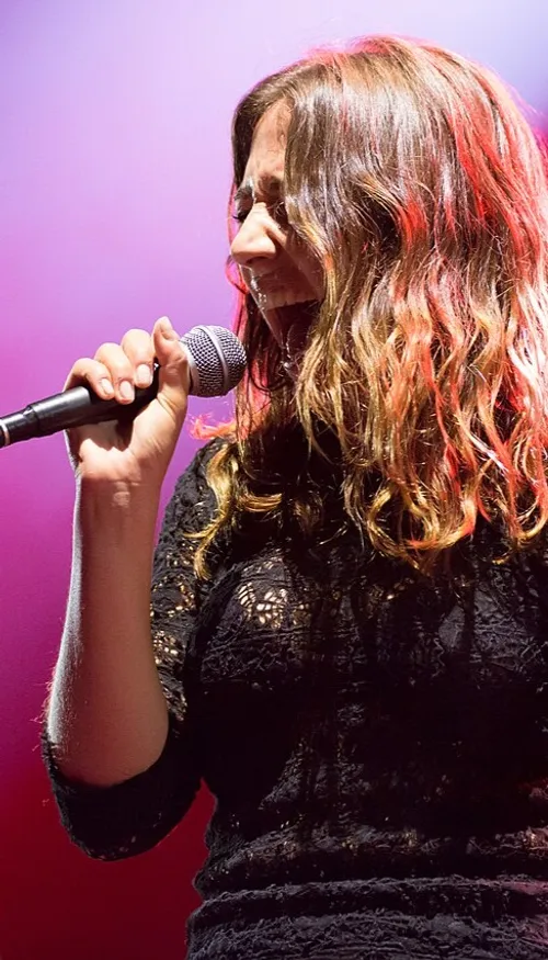 Izïa reporte son nouvel album et sa tournée à fin 2027