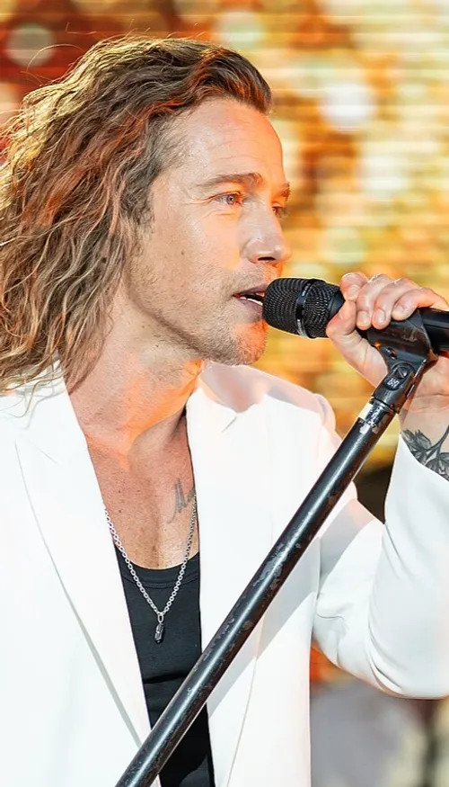 Julien Doré en larmes pour la fin de sa tournée