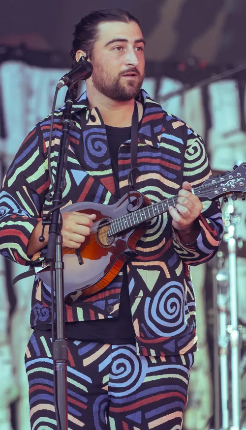 Noah Kahan annonce « The Great Divide », un album folk prévu pour...