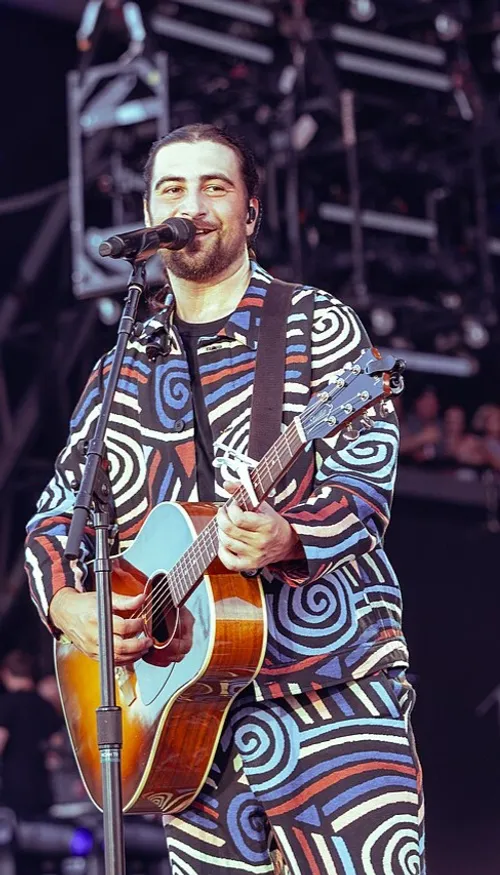 Noah Kahan adresse deux demandes insolites à ses fans