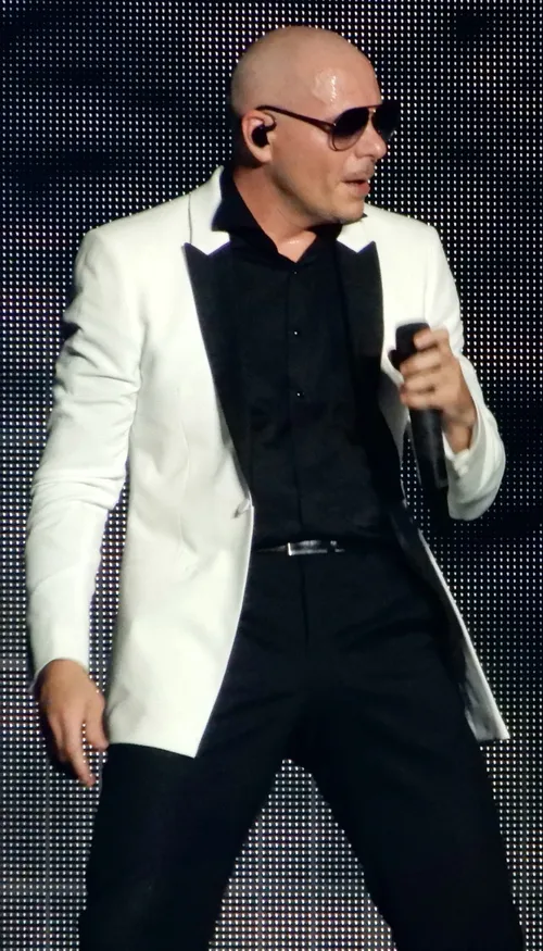 Pitbull organise un rassemblement géant de “chauves” prévu à Londres