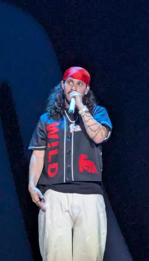 Russ frappe fort avec son nouveau single « Coulda Shoulda Woulda »