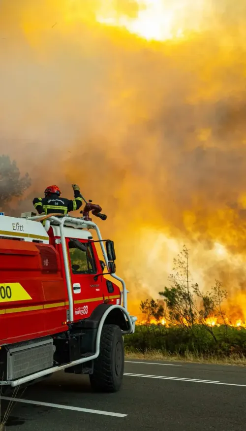 Incendie en Gironde : le feu a atteint le bourg de Lège-Cap-Ferret,...