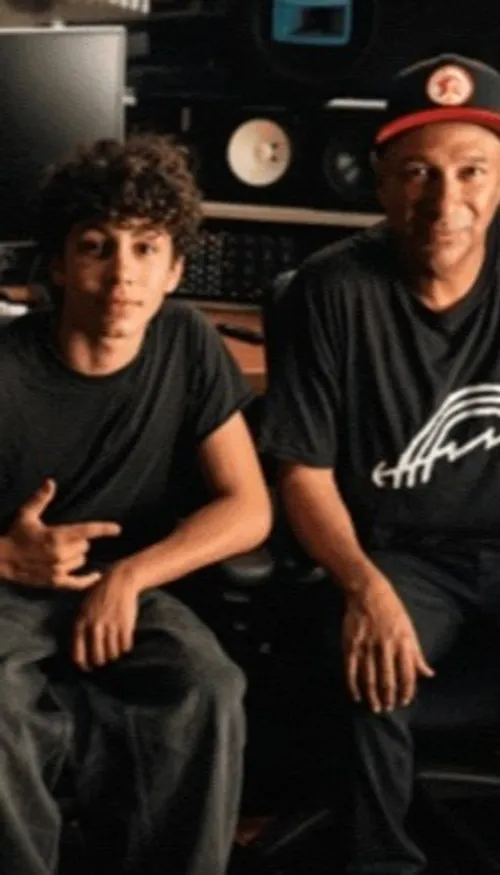 Tom Morello révèle "Adjourn It", un nouveau single avec Serj...