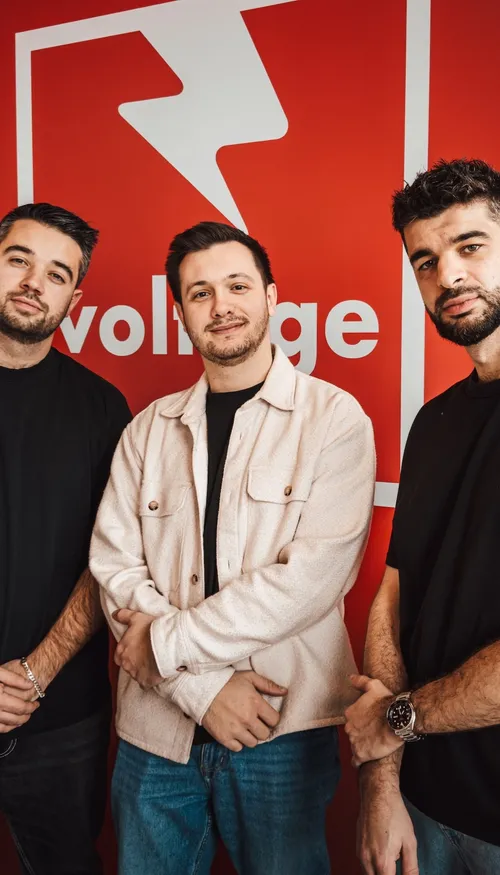 Calumny dans Le Warm Up : le duo qui cartonne sur la banquette arrière