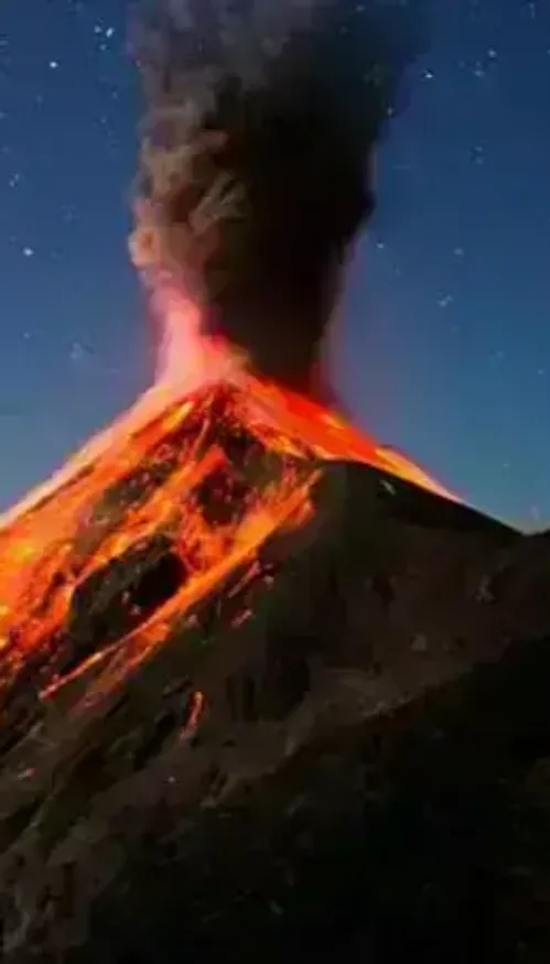 Au Guatemala, le volcan de Fuego entre en éruption