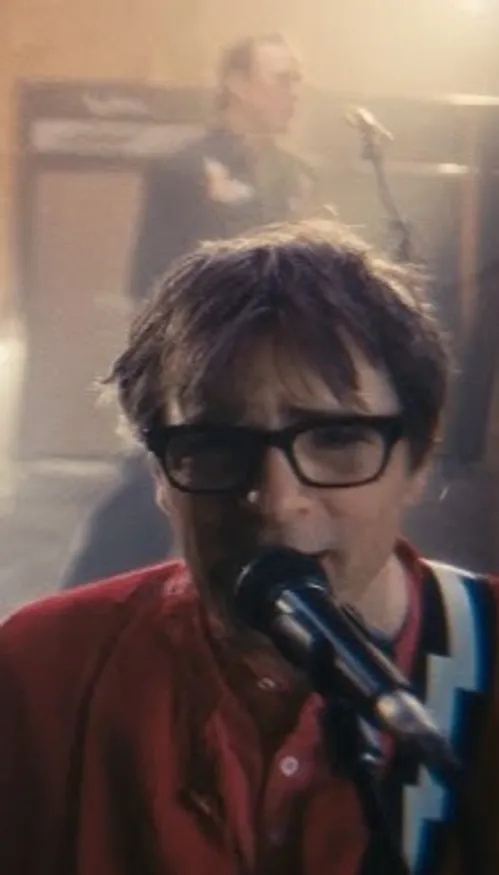Weezer annonce "The Gold Album" et dévoile un duo avec Karly Hartzman