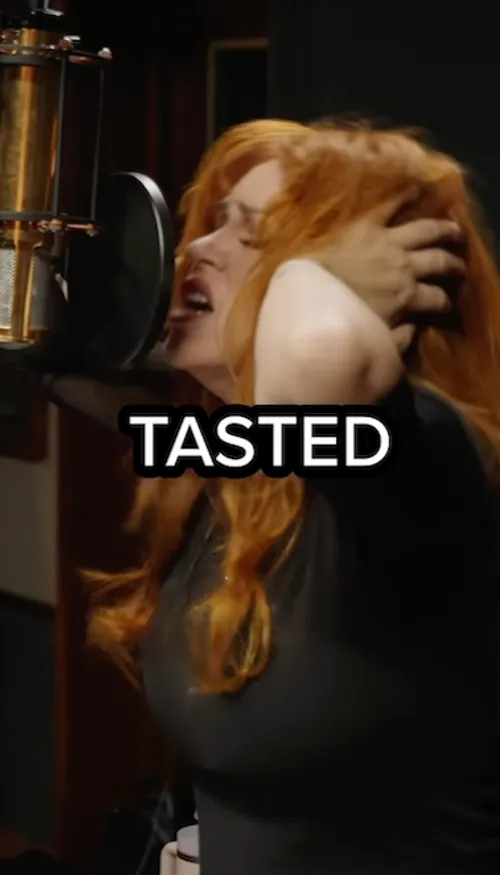 Hilarant : une chaine de fast-food fait revivre la vague « emo »...