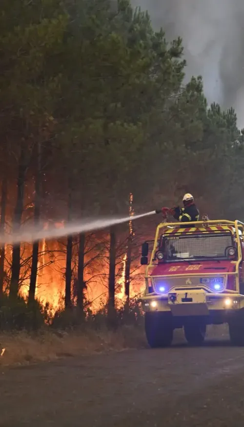 Gironde : un violent incendie ravage le Médoc, des centaines...