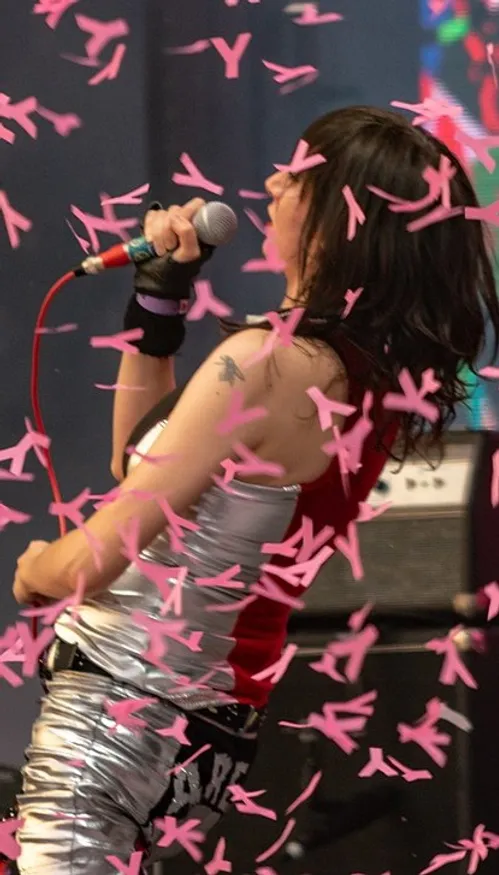Yeah Yeah Yeahs dévoilent « Hidden in Pieces: Live », une relecture...