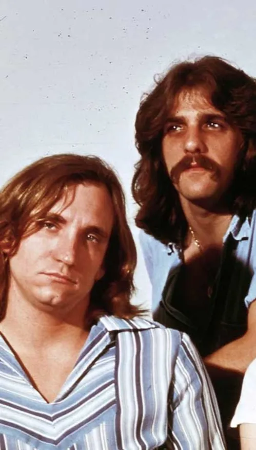 Pour les 50 ans de Hotel California, la biographie des Eagles...
